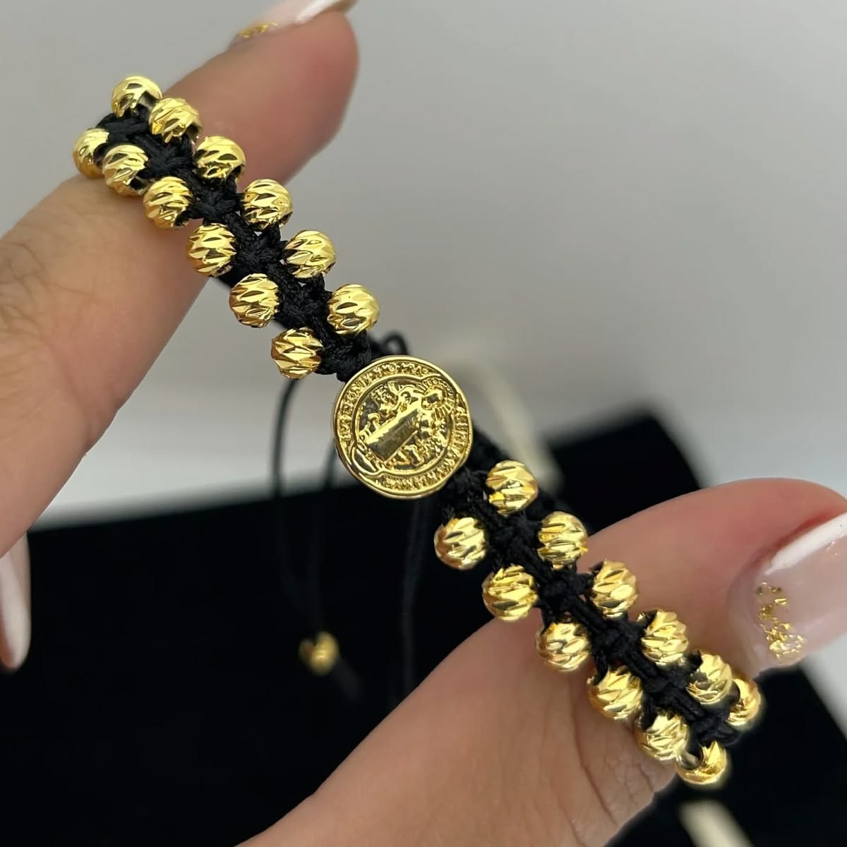 Pulsera San Benito diamantada en oro laminado